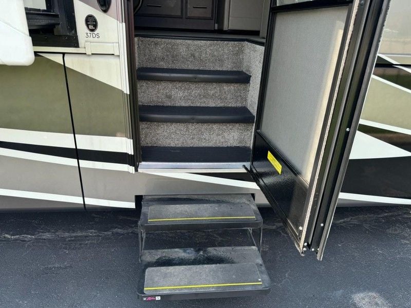 2022 Thor Class A RV Challenger 37DS F24.0-252