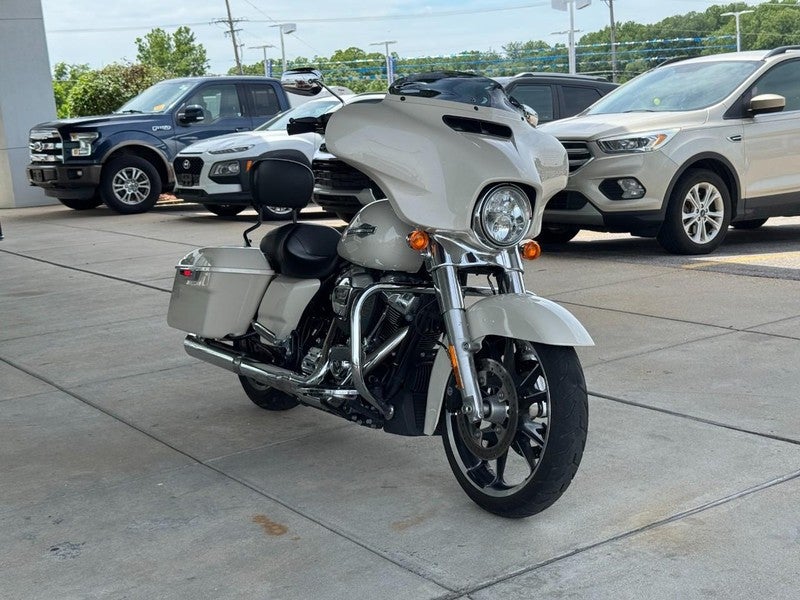2022 Harley-Davidson FLHX Base