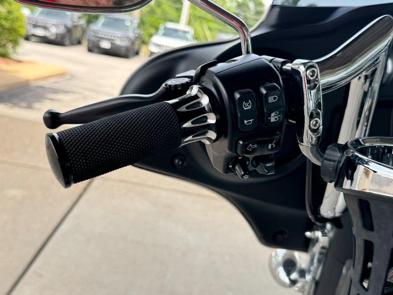 2022 Harley-Davidson FLHX Base
