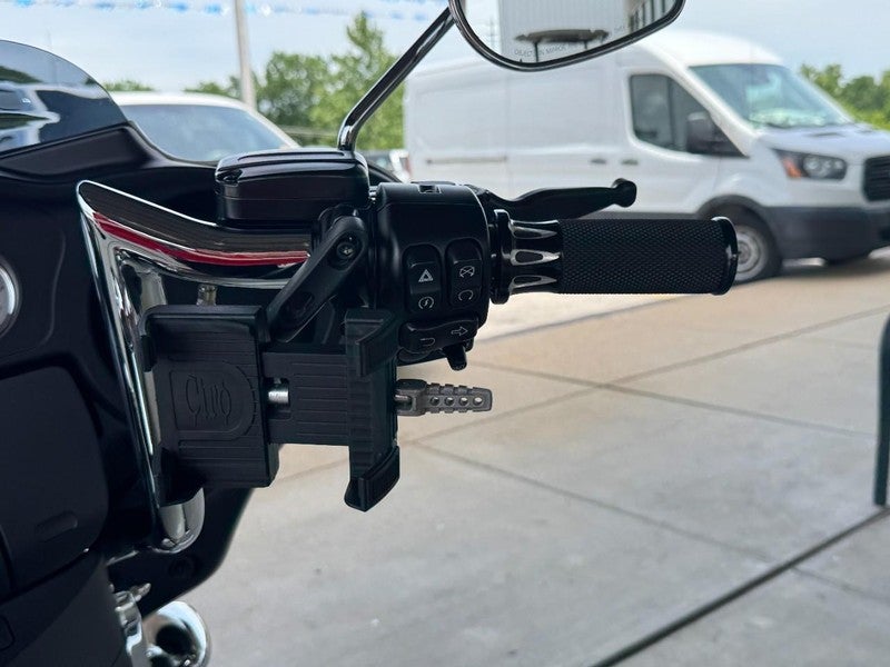 2022 Harley-Davidson FLHX Base