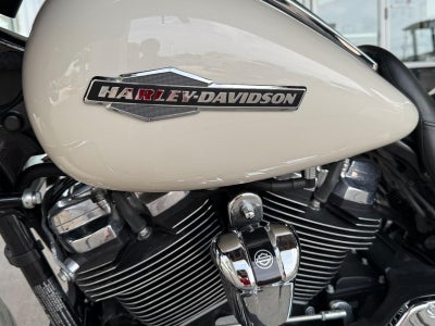 2022 Harley-Davidson FLHX Base