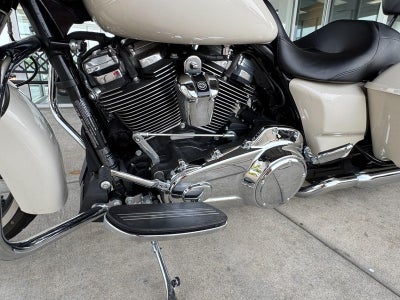 2022 Harley-Davidson FLHX Base