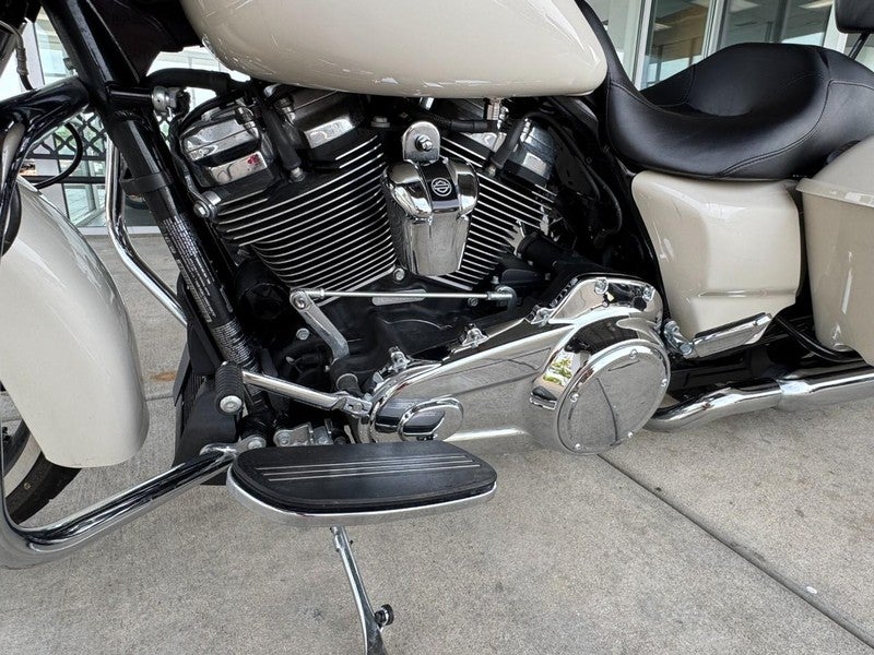 2022 Harley-Davidson FLHX Base