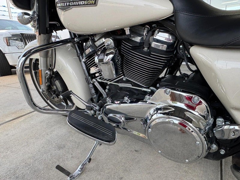 2022 Harley-Davidson FLHX Base
