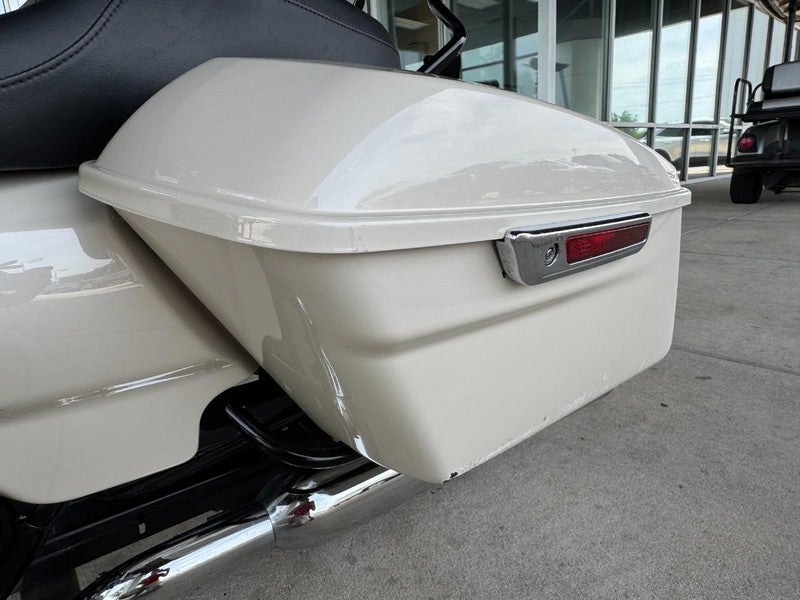 2022 Harley-Davidson FLHX Base