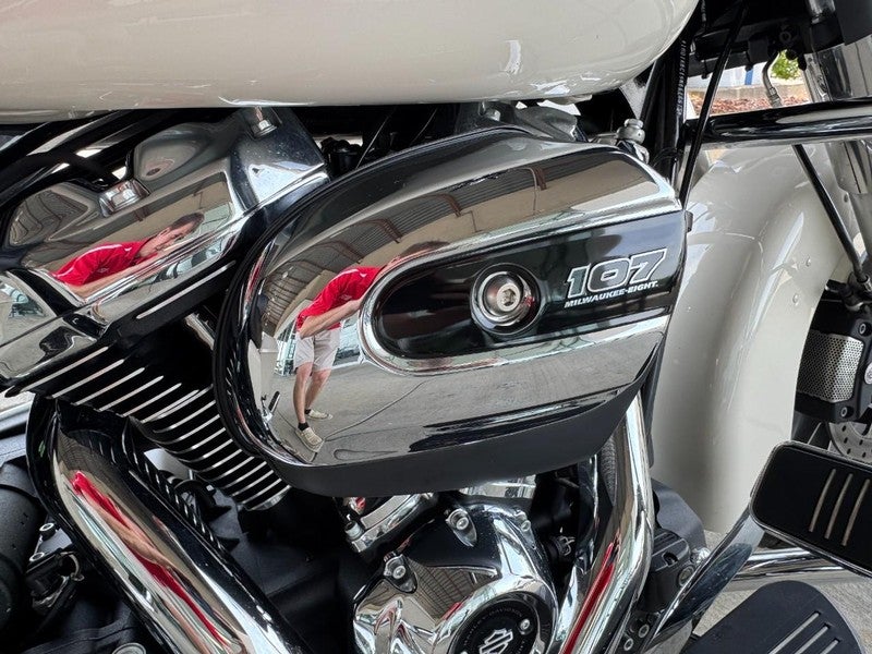 2022 Harley-Davidson FLHX Base