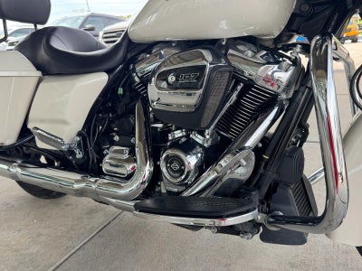 2022 Harley-Davidson FLHX Base