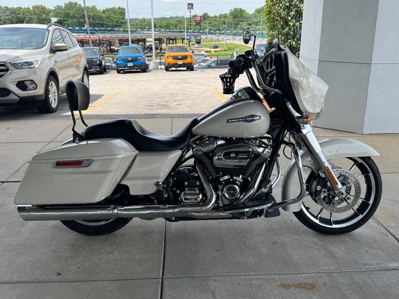 2022 Harley-Davidson FLHX Base