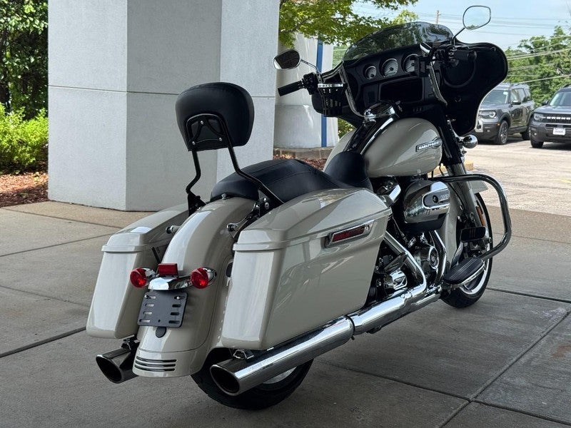 2022 Harley-Davidson FLHX Base