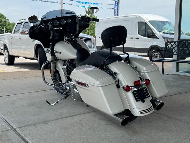 2022 Harley-Davidson FLHX Base