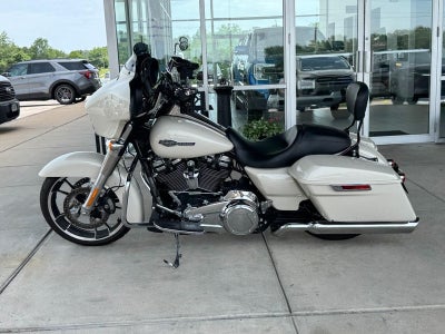 2022 Harley-Davidson FLHX Base