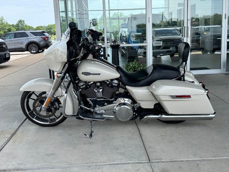 2022 Harley-Davidson FLHX Base